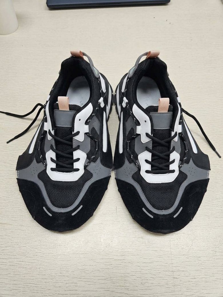 Black, grey and white layered runner upper
